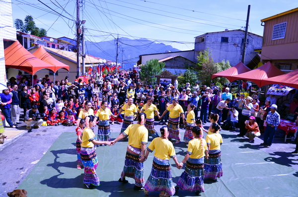 「清境社區民族舞蹈班」原汁原味的雲南打跳，是2012清境火把節的新亮點（攝影：葉瑞其）