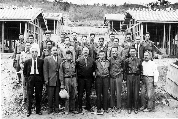 1961年退輔會主委趙聚鈺(前排左四)探視興建中的壽亭新村，與楊武場長(前排右三)、蒙顯大隊長(前排左三)及壽亭義胞合影（圖片來源：清境農場）