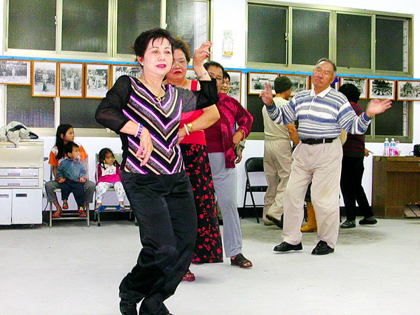清境社區學苑「擺夷舞蹈班」，第一代耆老帶領第二代居民跳起傳統舞蹈（2002.07.17）
