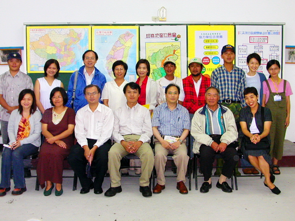 文建會副主委吳密察（前排右三）訪視清境社區合影（2002.07.30）